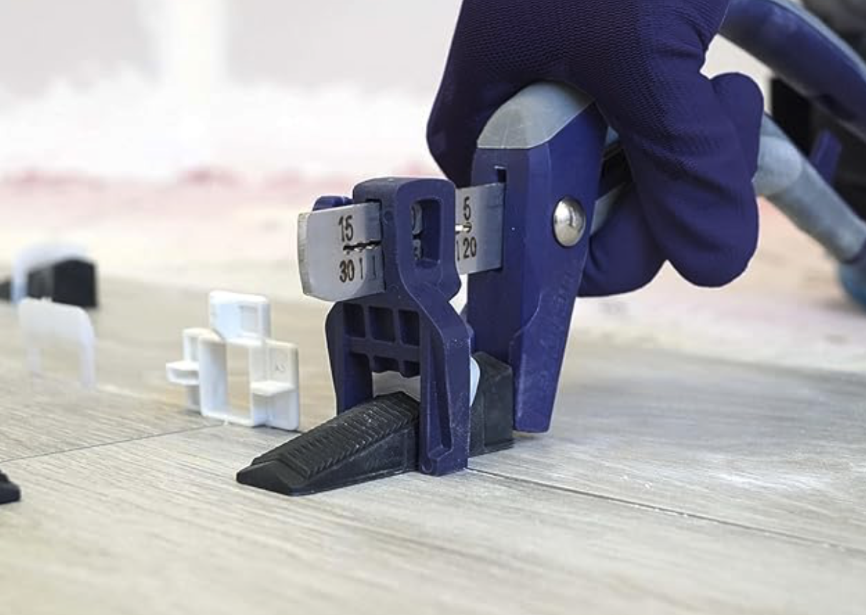 Peygran Compact leveling pliers in action during tile installation